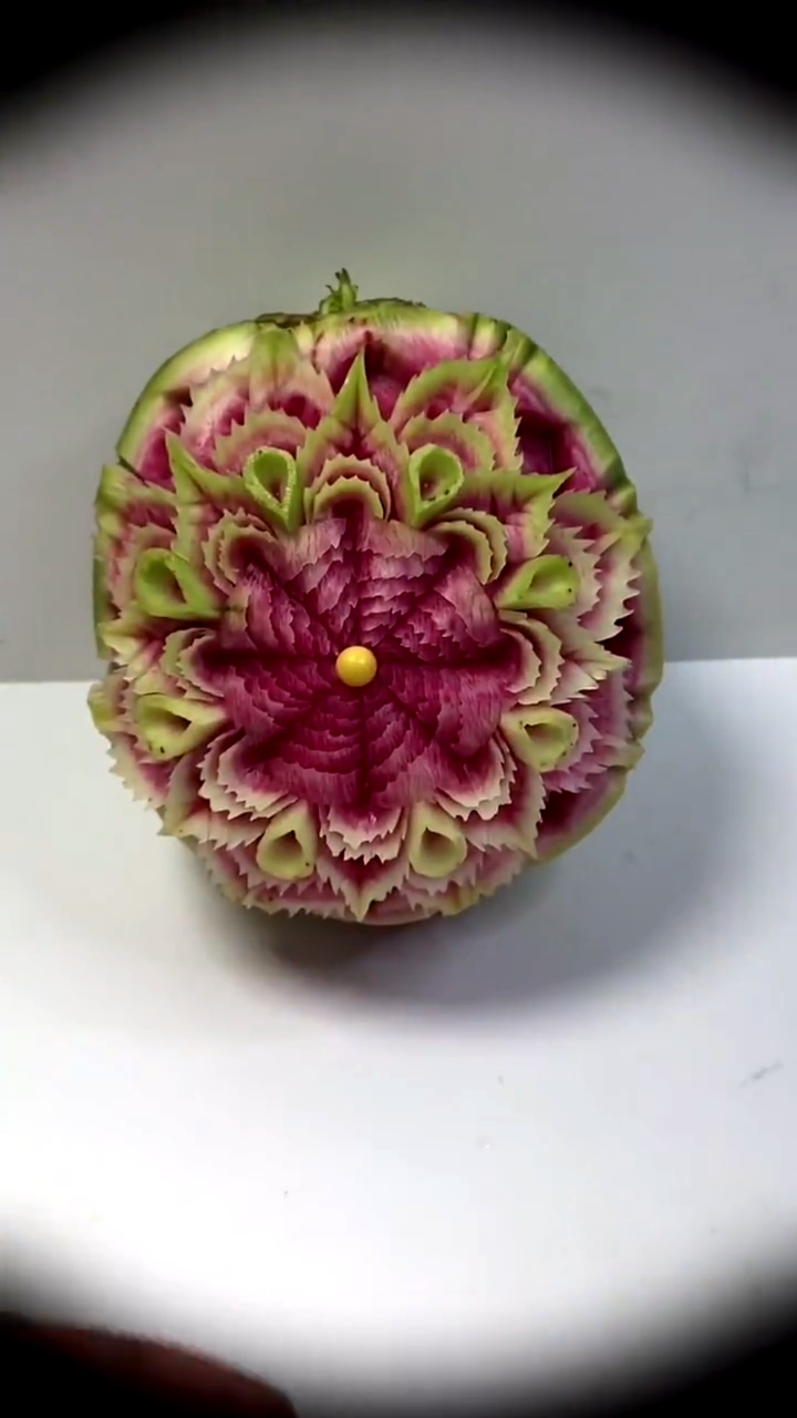 雕刻师上班的时间是干嘛好呢.雕刻心里美萝卜.