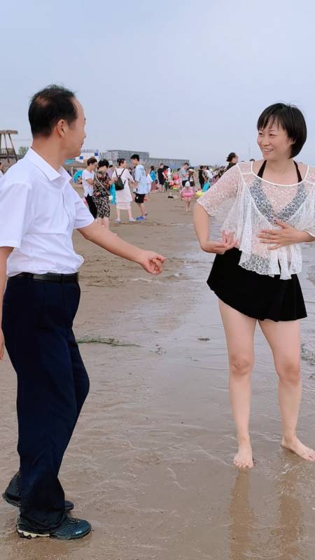 记录生活山川大叔没换上泳装就和小芳跳上舞了