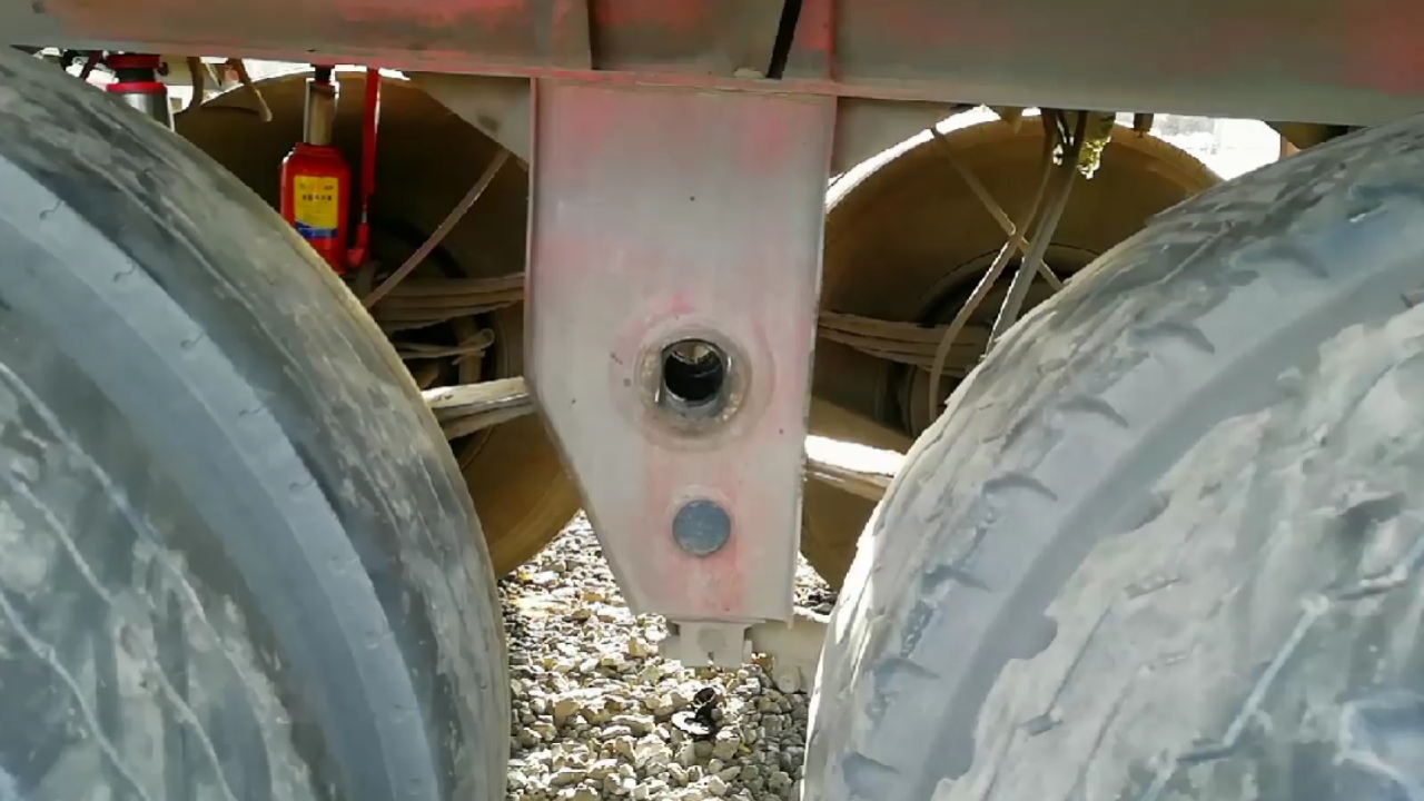 你好,夏天#挂车上换了四副平衡梁,又是体力活,出汗的季节!