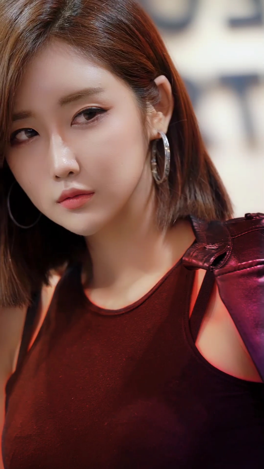 高傲的眼神,冷峻的表情,这车模谁惹的起!