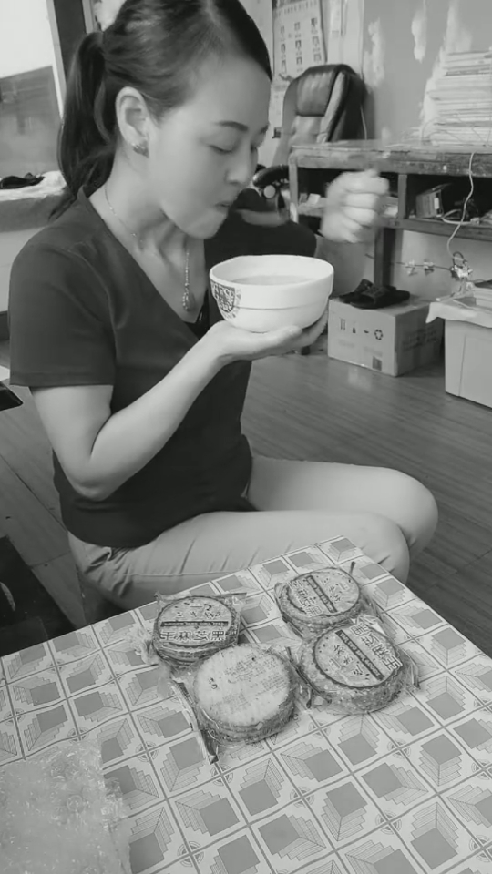 赵孟楷书#无意间翻看监控,发现保姆半夜三更在吃东西