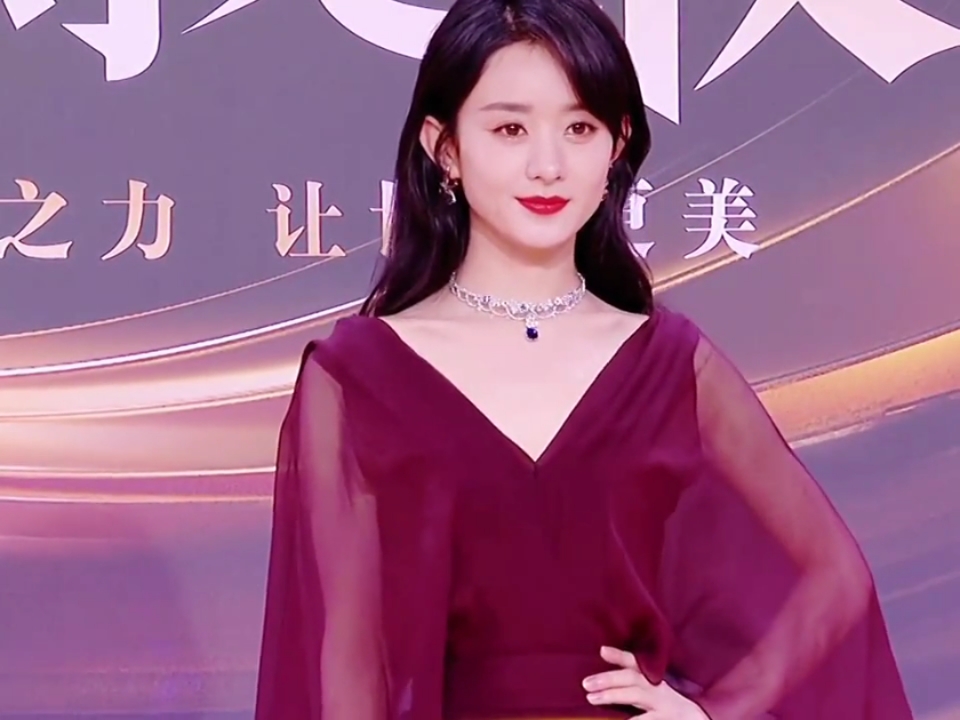 微博之夜#赵丽颖酒红色礼服终于等到我颖出来了,今天是美美哒酒荷色