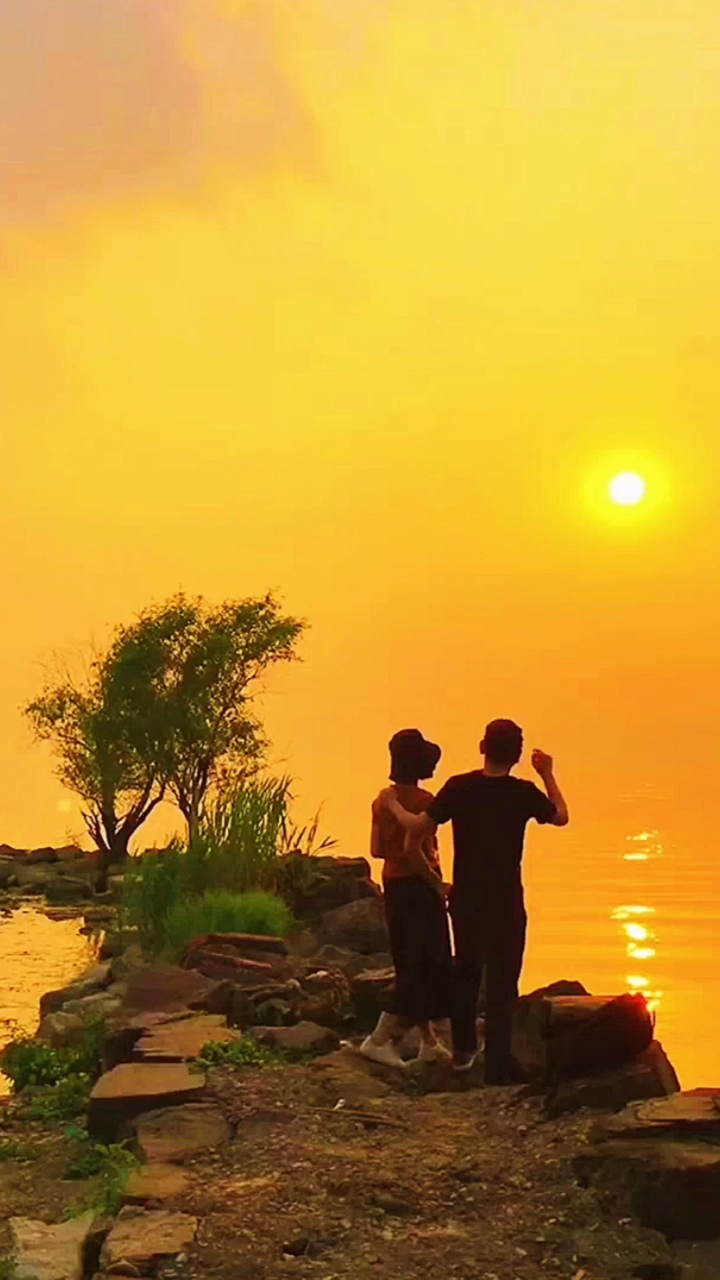 最美的遇见,不是在路上,而是在心上,最美的邂逅,是心灵的隔世重逢.