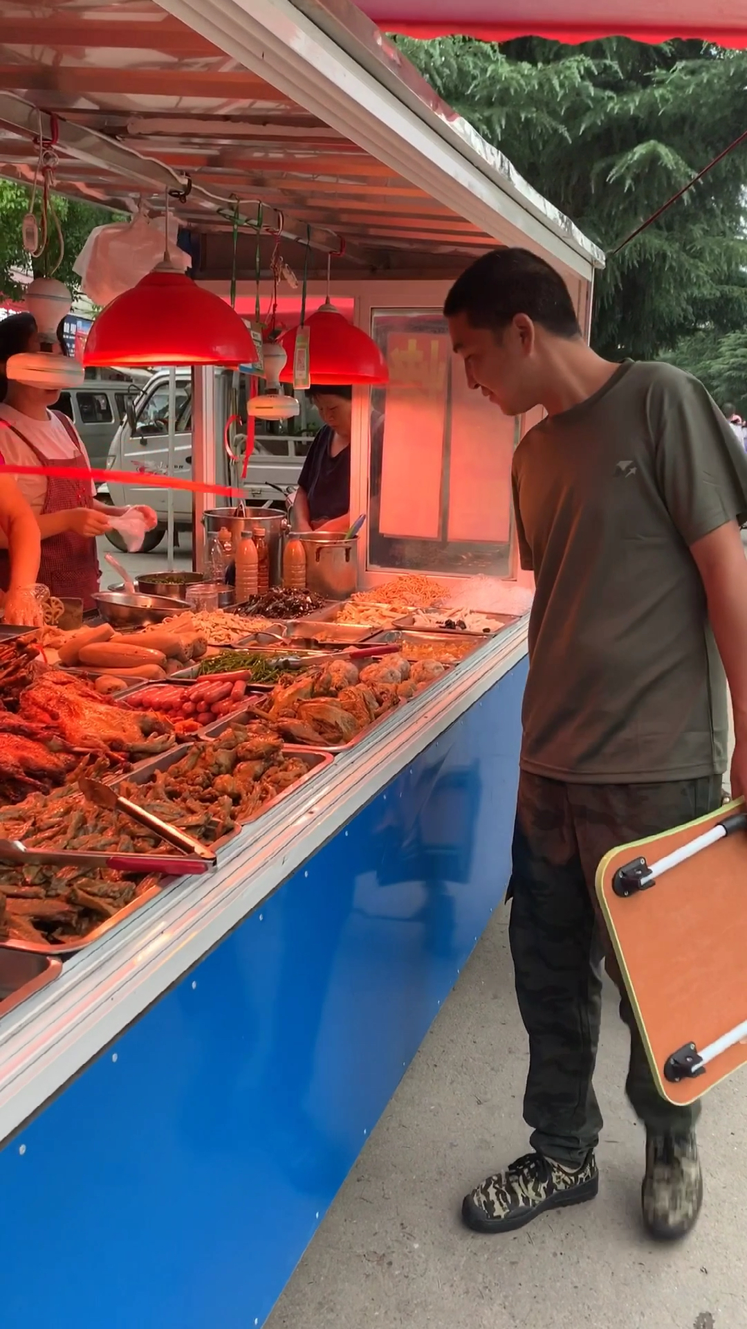 加油#闻到摊位上的卤菜很香,想想今天早上出来到现在一瓶都还没賣出