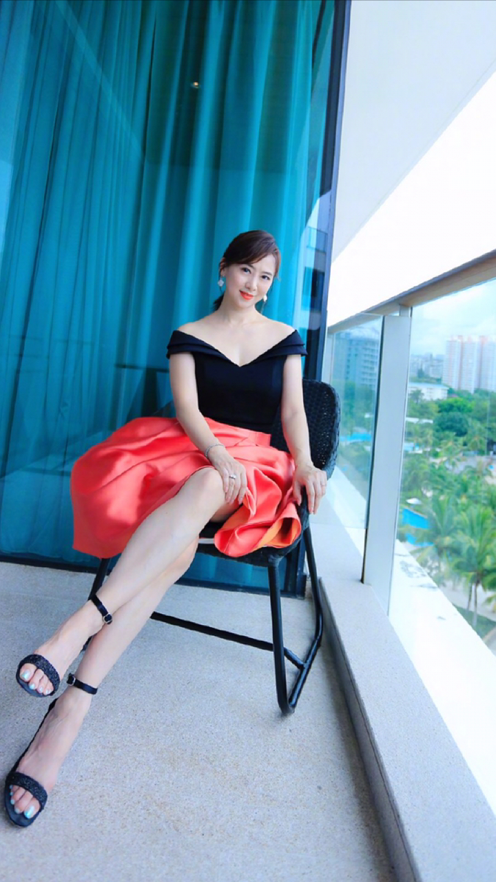 翁虹#"最美狐狸精"翁虹近照,这像是50岁的人吗?