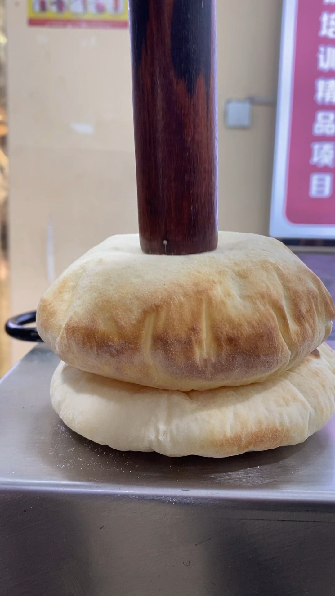 鸡汤炖的豆皮豆腐串,夹到现打的烧饼里麻辣鲜香!美食制作人