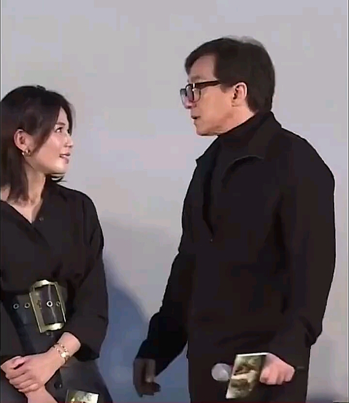 成龙和刘涛活动现场亲密互动两人只合作了一部戏就成为好友