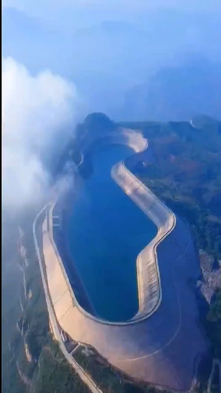 河北深山山顶发现逆天大型水库水从哪里来的是靠下雨储存吗还是抽上去