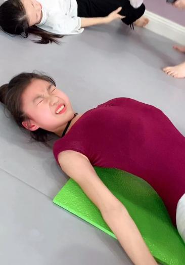 舞蹈#每次痛的直哭的时候,都说要放弃,可为什么又一次次的走进教室?