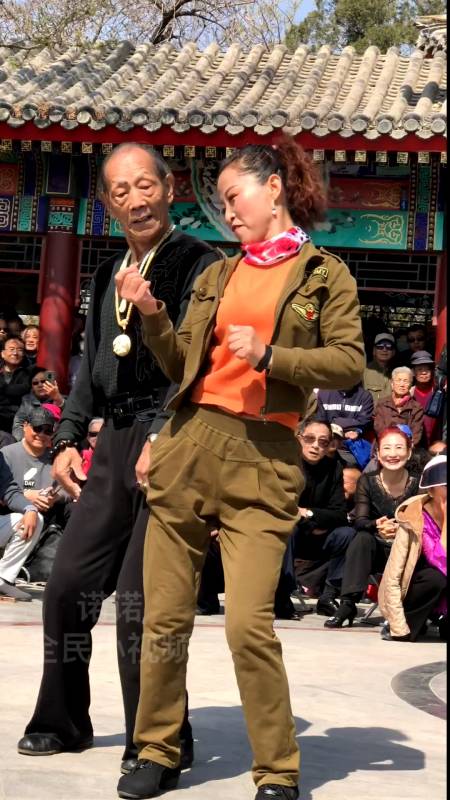 广场舞#全网最火的80岁网红张大爷和网红安静老师-全民小视频
