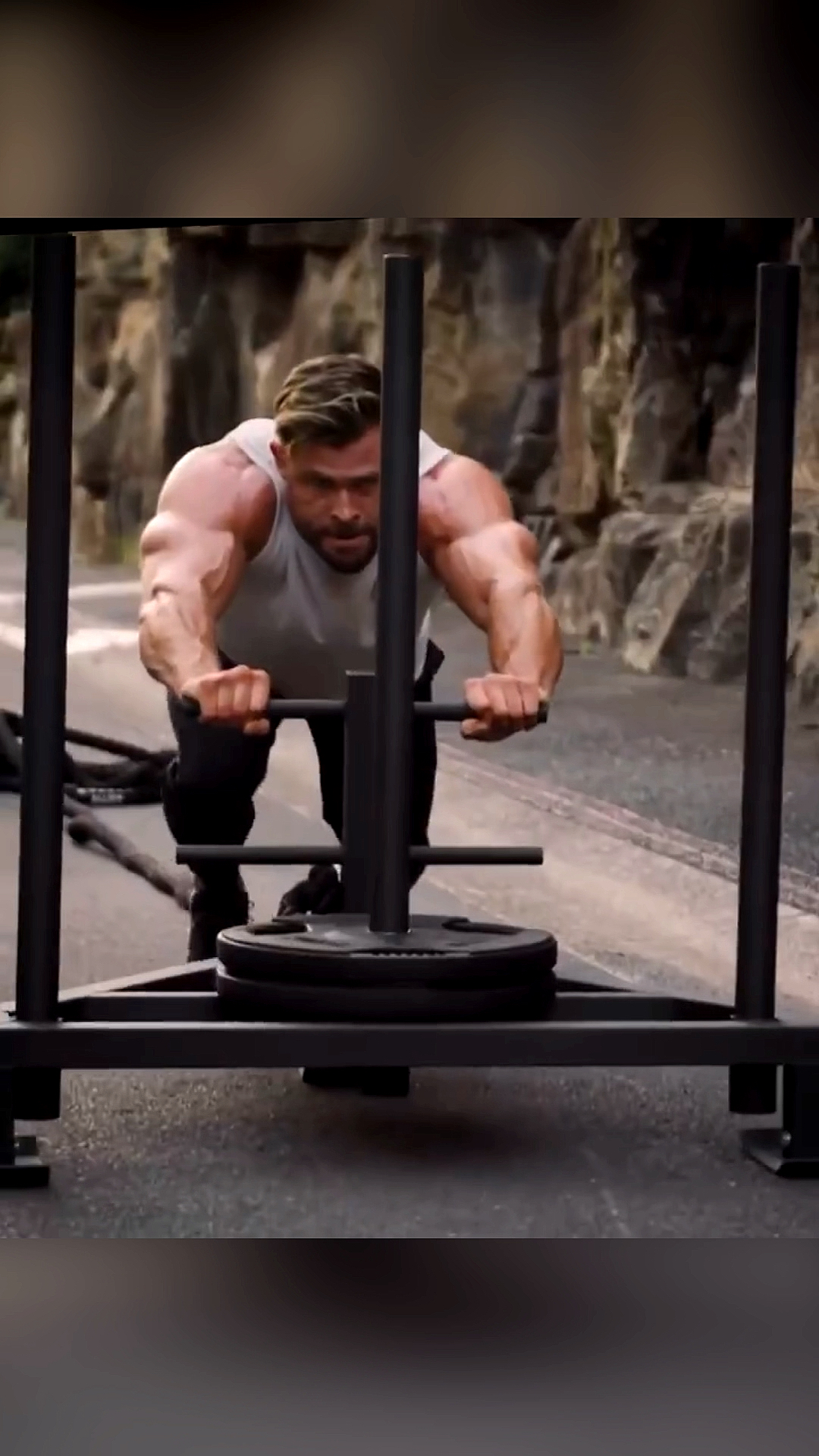 我要上热门#"雷神"克里斯·海姆斯沃斯超帅健身片段