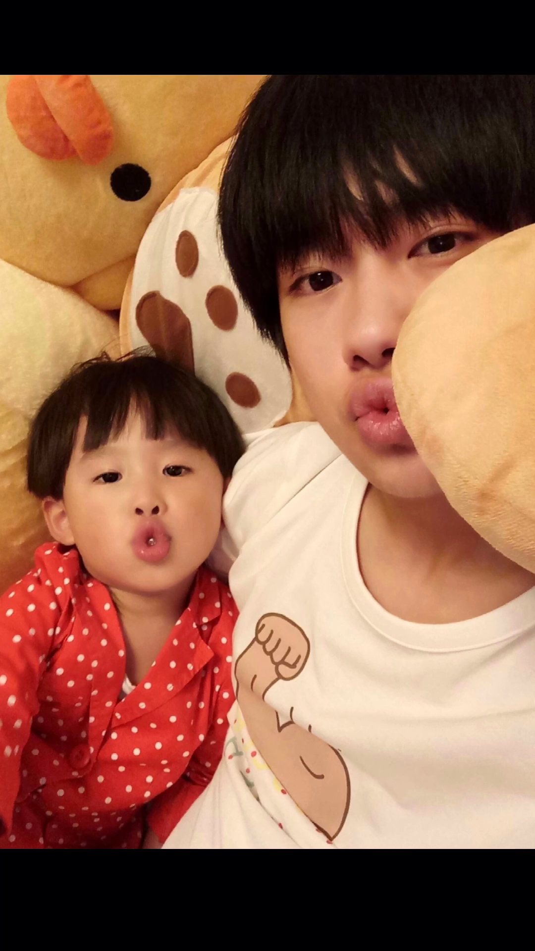 易烊千玺#易烊千玺弟弟易烊昱华将登上时尚童装刊物春季刊封面,帐是