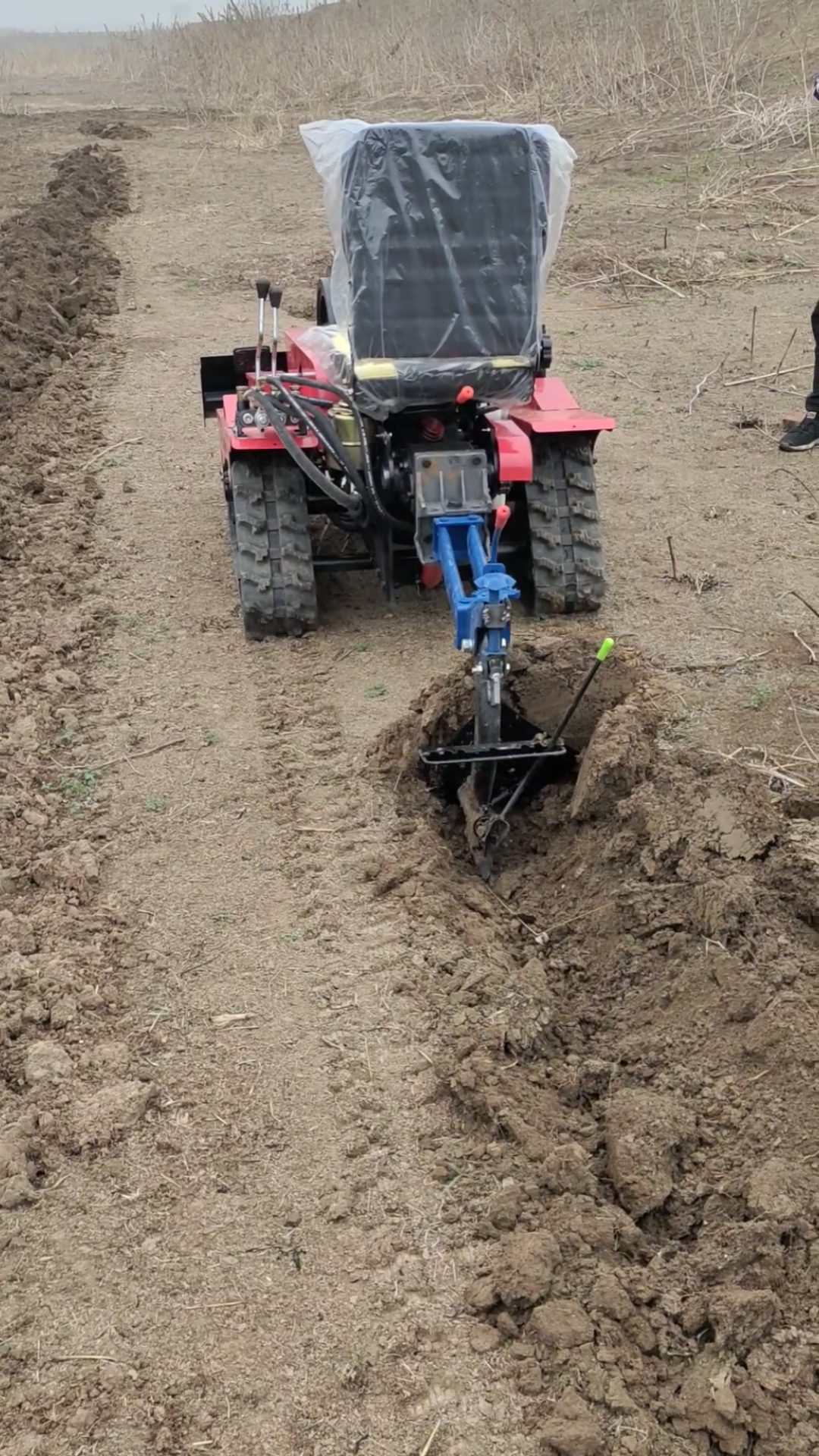 履带微耕机配带单华梨,翻地作业