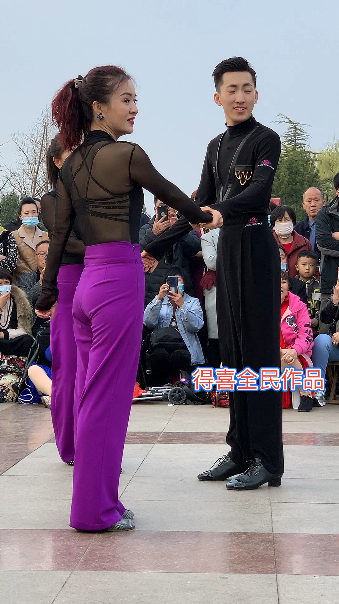 果果在唐山唐山两美女第一次拉小鲜肉的手