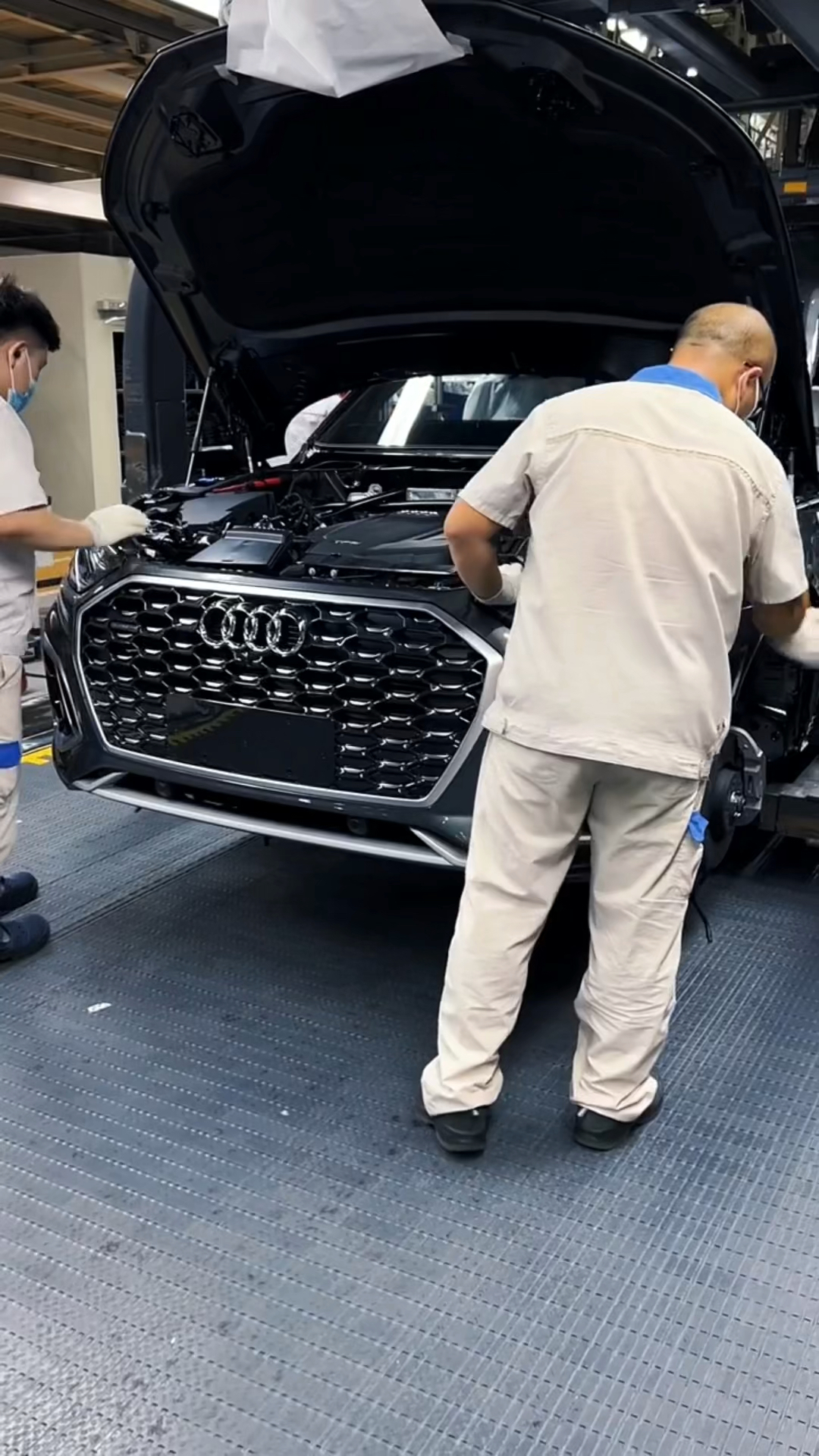 汽车那些事#奥迪q5l前保险杠的安装过程!