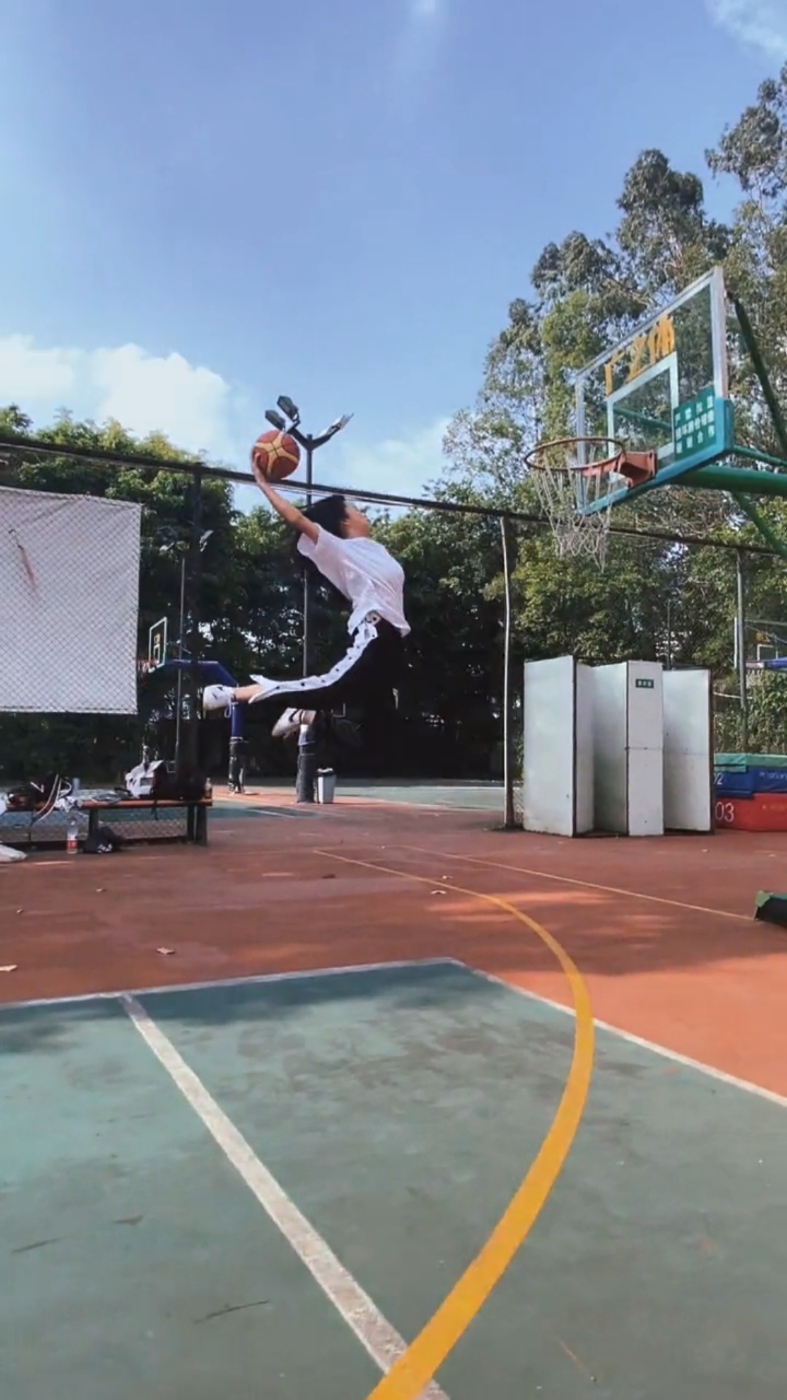 即使是矮框,也要把舒展的扣篮动作做出来