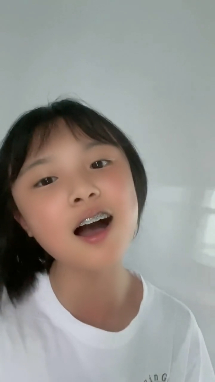 韩甜甜自拍者的狰狞表情包