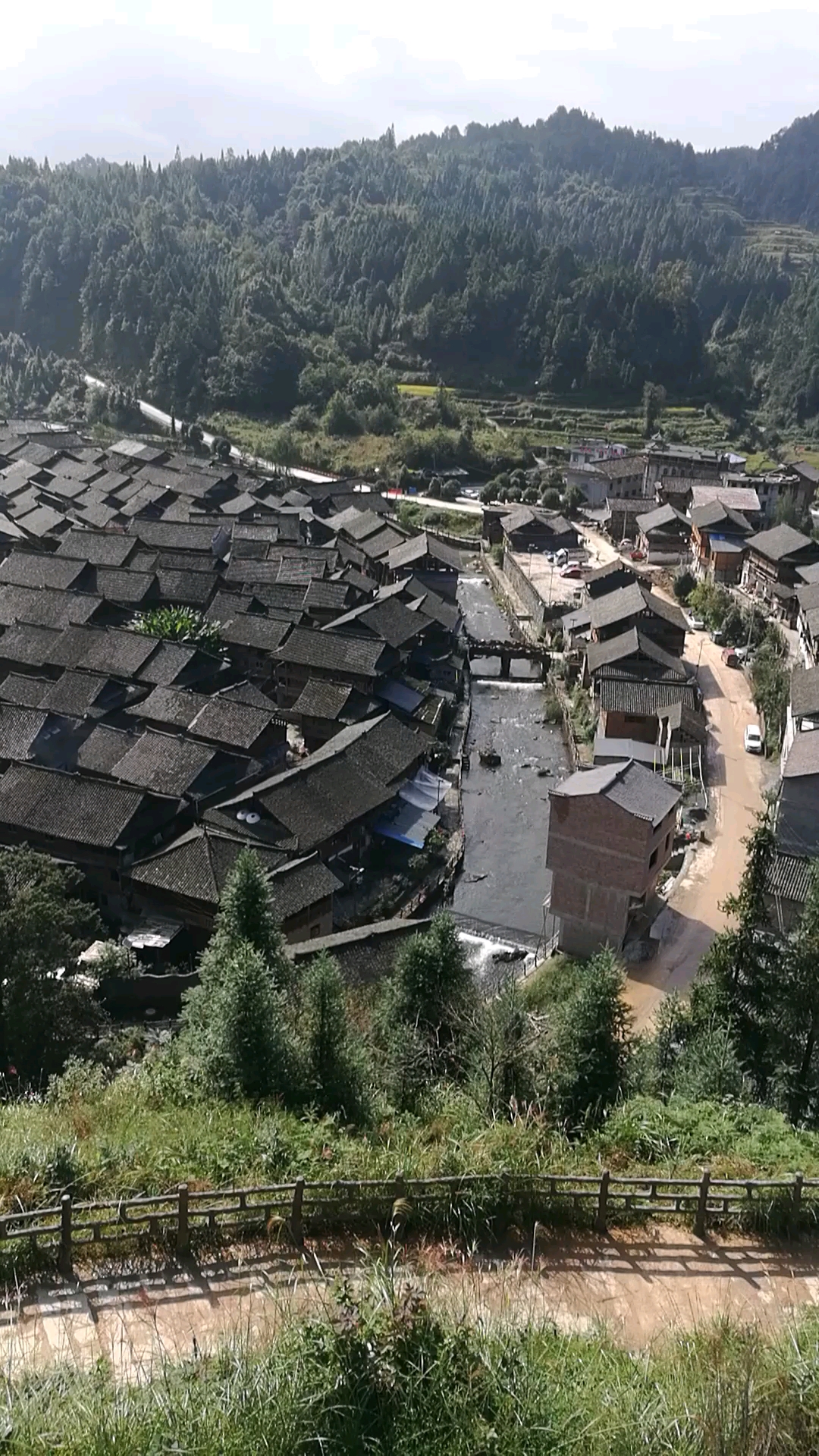 我的家乡在贵州省,从江县,往洞镇,增冲村,有国宝:(增冲古楼),欢迎大家