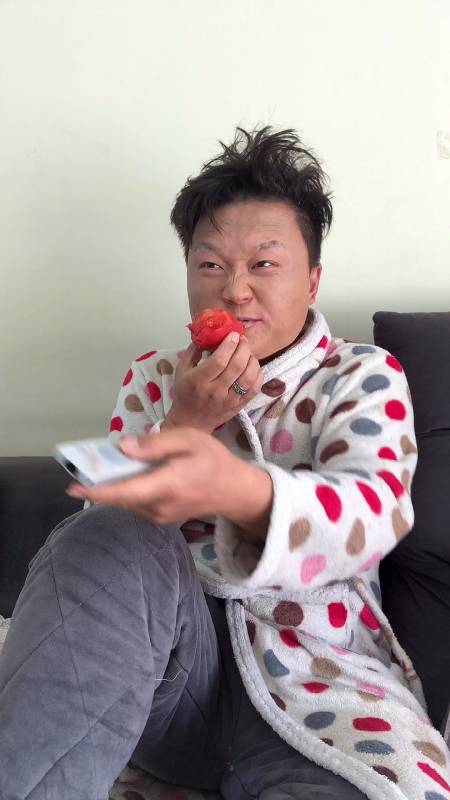 网恋需谨慎40岁大叔化妆逆袭小鲜肉妆后惊呆全场都说像明星