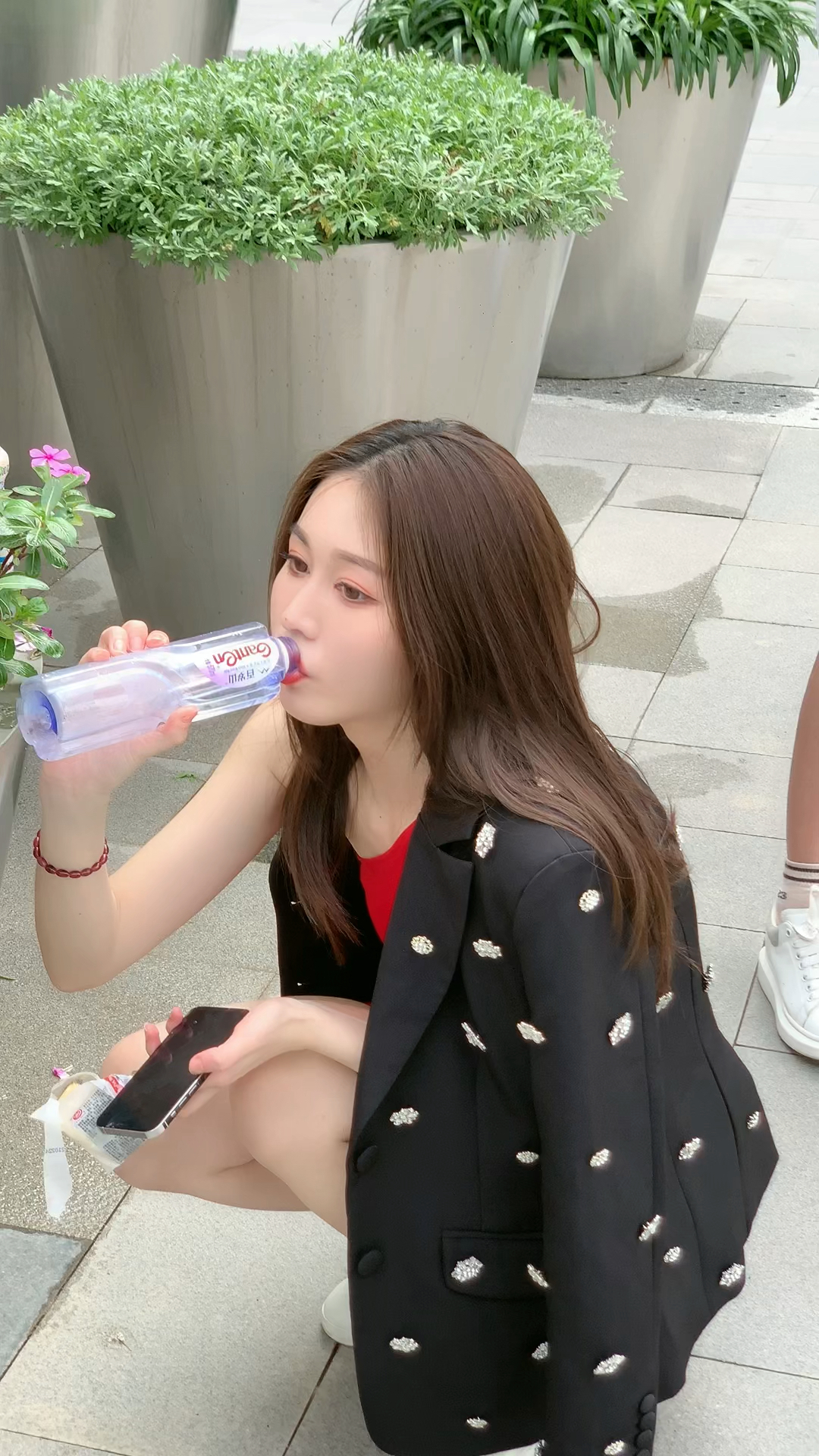 小姐姐蹲在路边喝水的样子好可爱呀女神就是女神这身材这颜值爱了呀