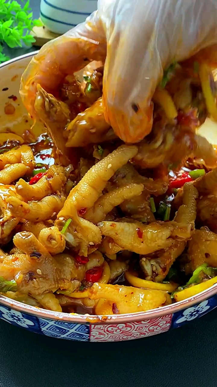 #秀出你的拿手菜#鸡爪这样做,酸辣开胃,好吃到停不下来-度小视