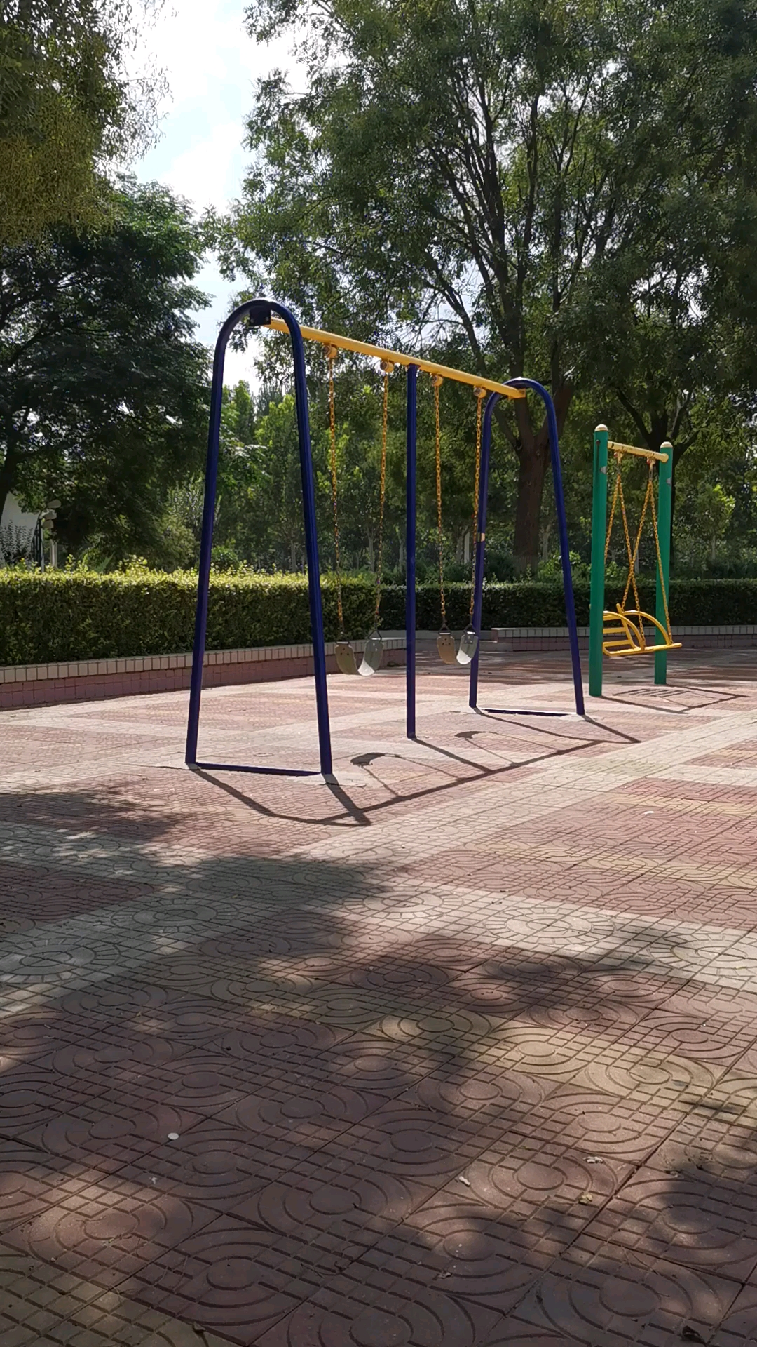 乡村生活#现在每个公园,包括村里的小公园,都有健身器材,适当运动对