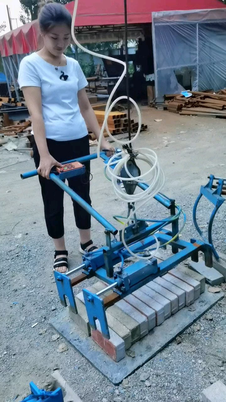 夹砖机彩砖打包机空心砖打包机上砖机抱砖机装车上砖机抓砖机械手