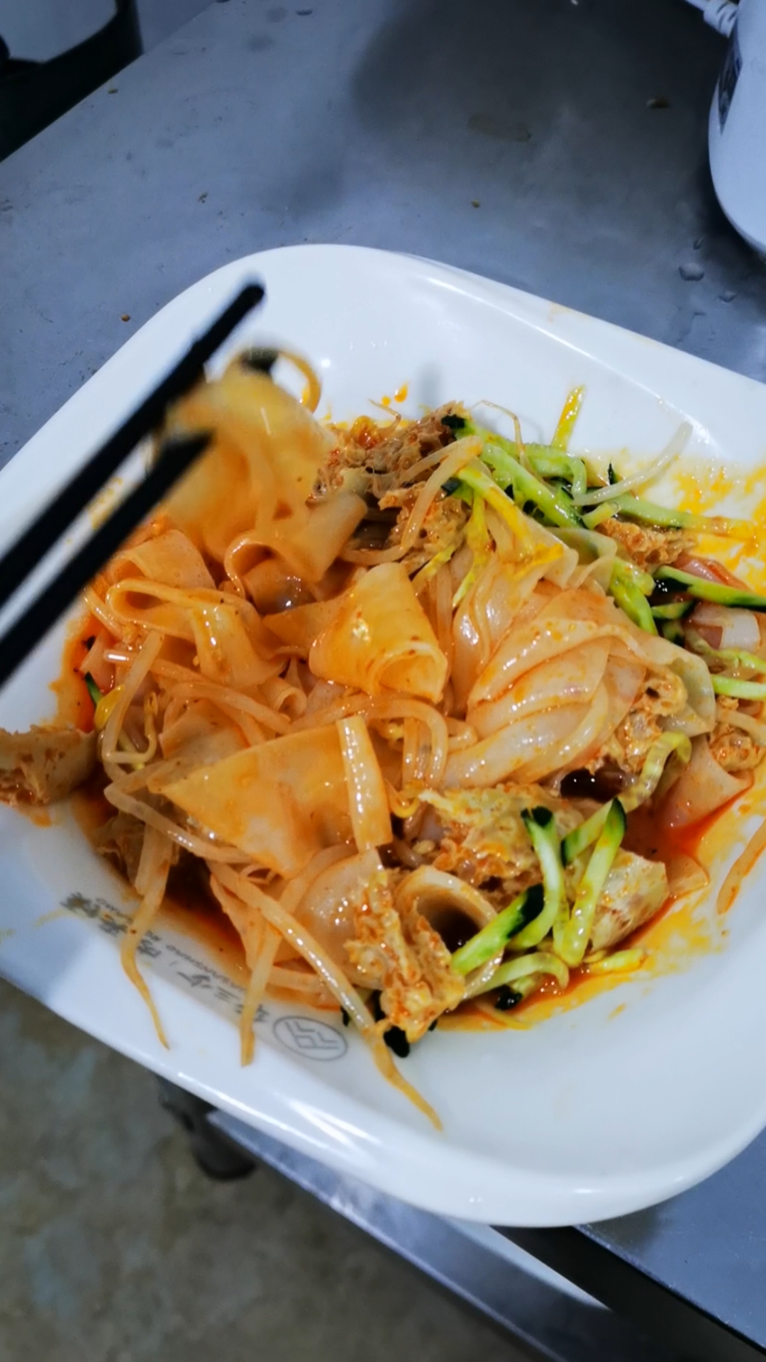 凉皮#把做好的凉皮切成薄条,加适量的面筋,在把所有的调料一样淋梢换