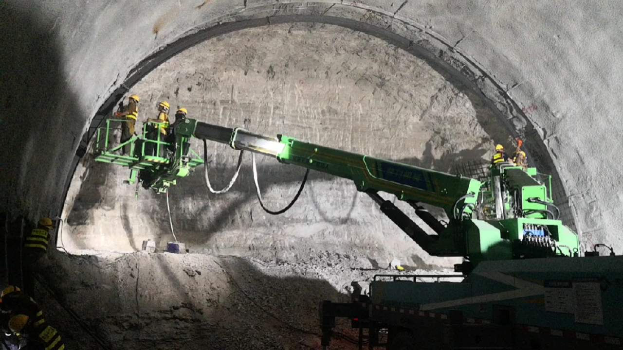 河南耿力:双臂多功能隧道拱架安装台车提升中铁建设速度!