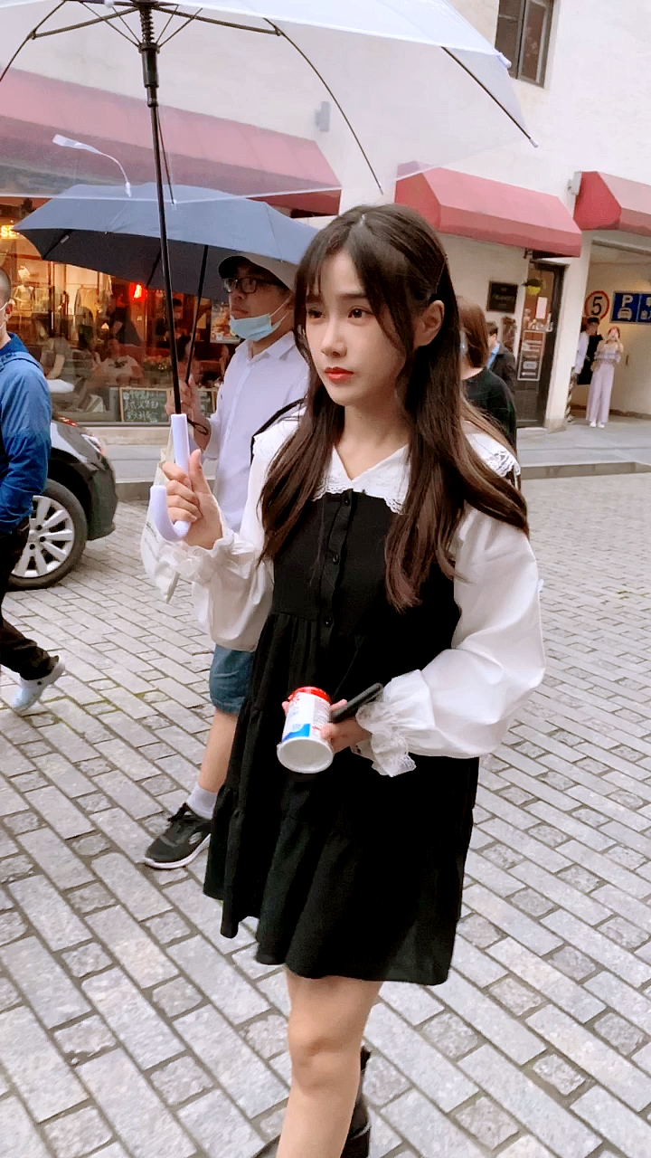 苏杉杉#snh48超人气偶像苏杉杉出街,打着伞发呆的样子太可爱了