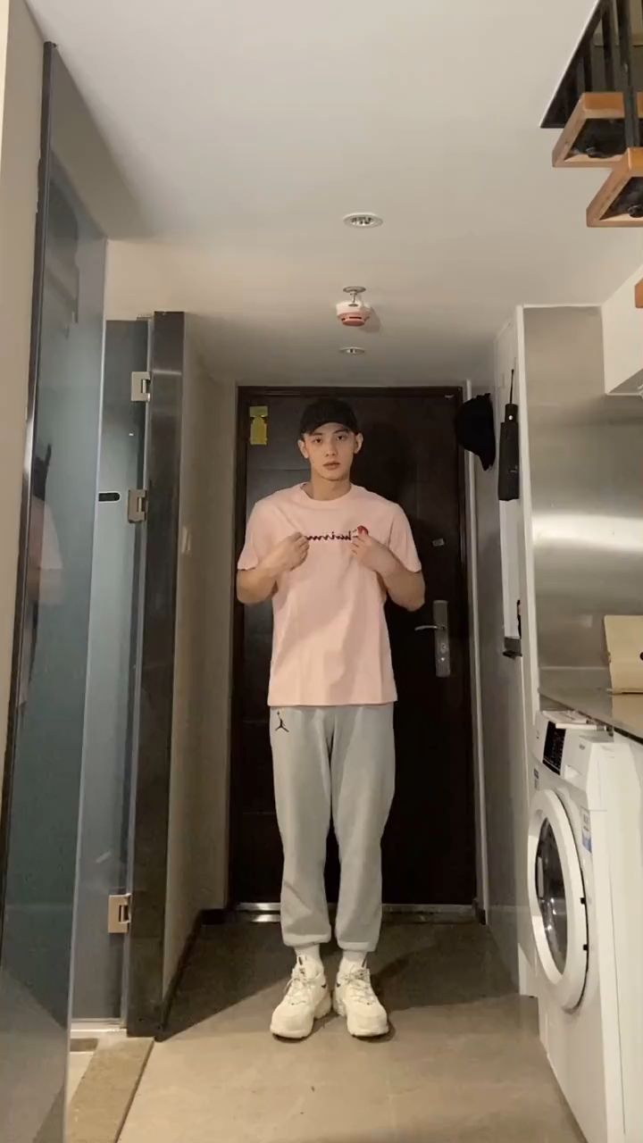 小鲜肉帅哥体育生小哥哥变装视频我喜欢后者