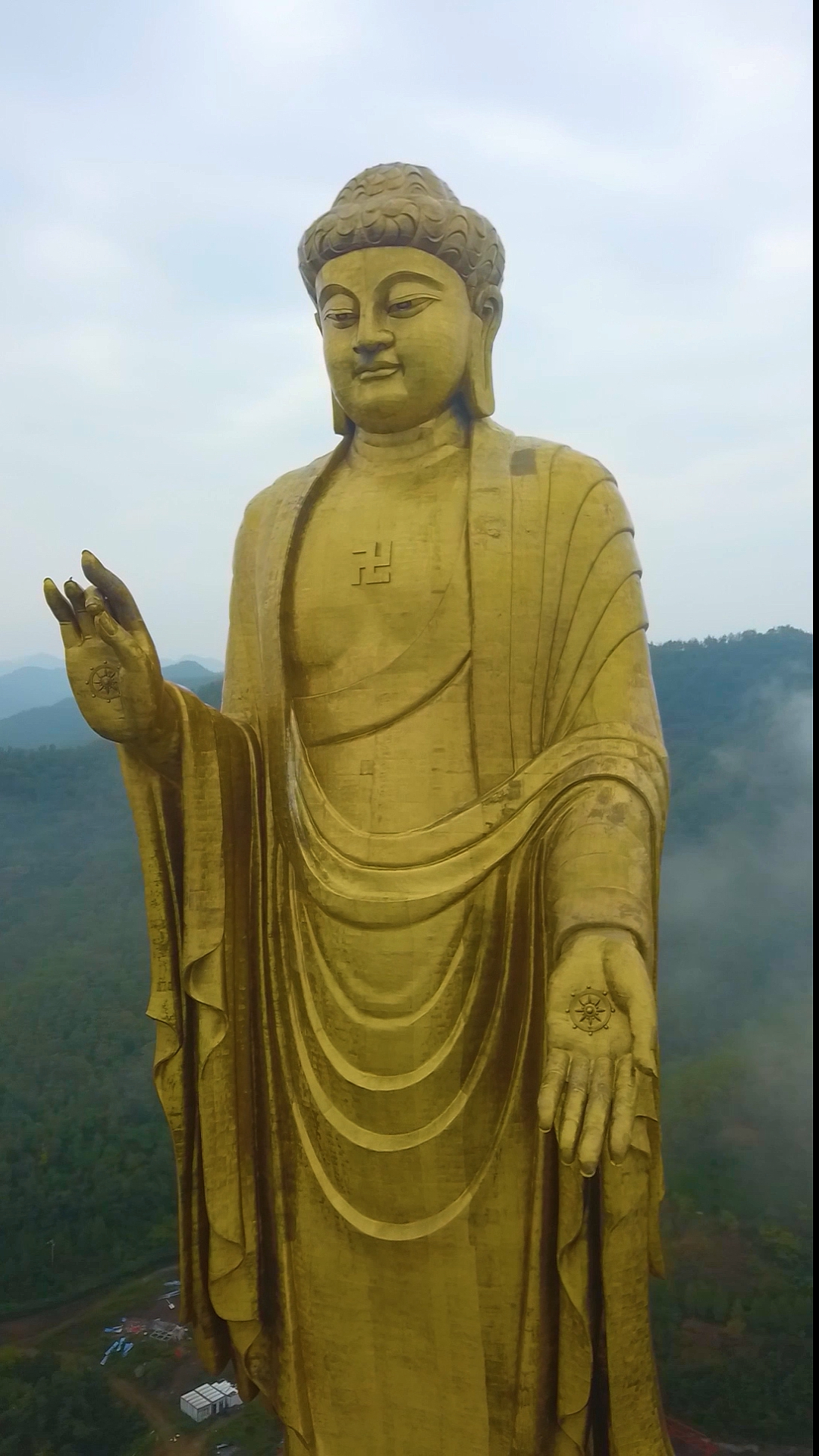 鲁山世界第一大佛,鲁山中原大佛,材料用了108斤黄金,加3200顿铜,打造