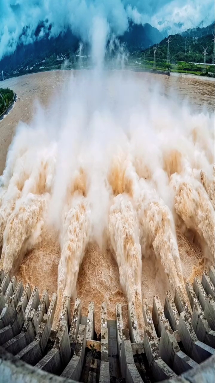 三峡大坝泄洪深孔图片