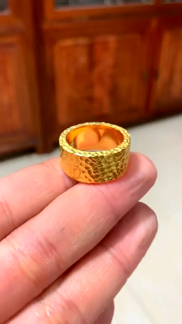 手艺人挣得钱都赶不上黄金上涨的速度太难了足金陨石坑戒指