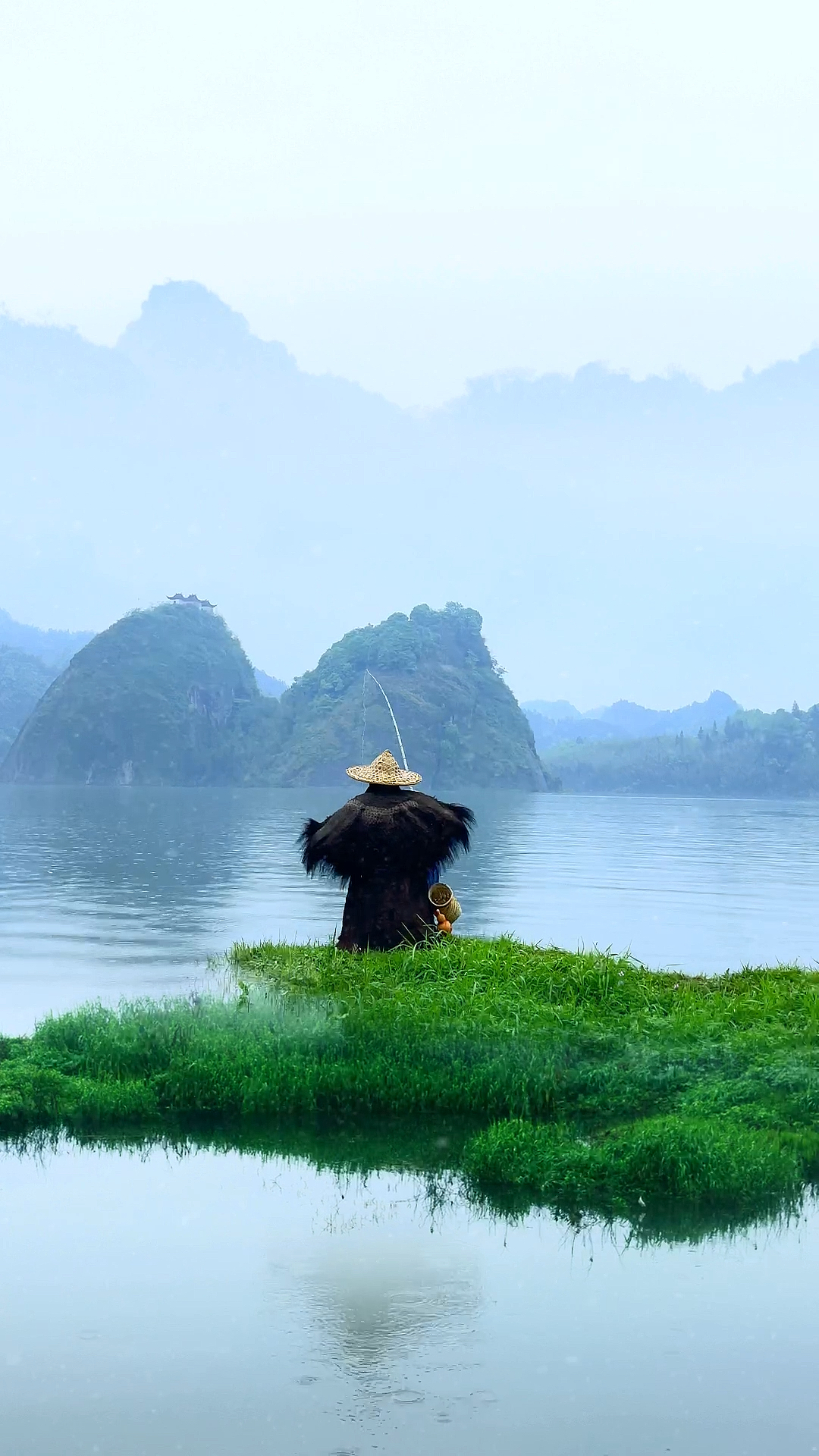 千山鸟飞绝,万径人踪灭,孤舟蓑笠翁,独钓寒江雪.