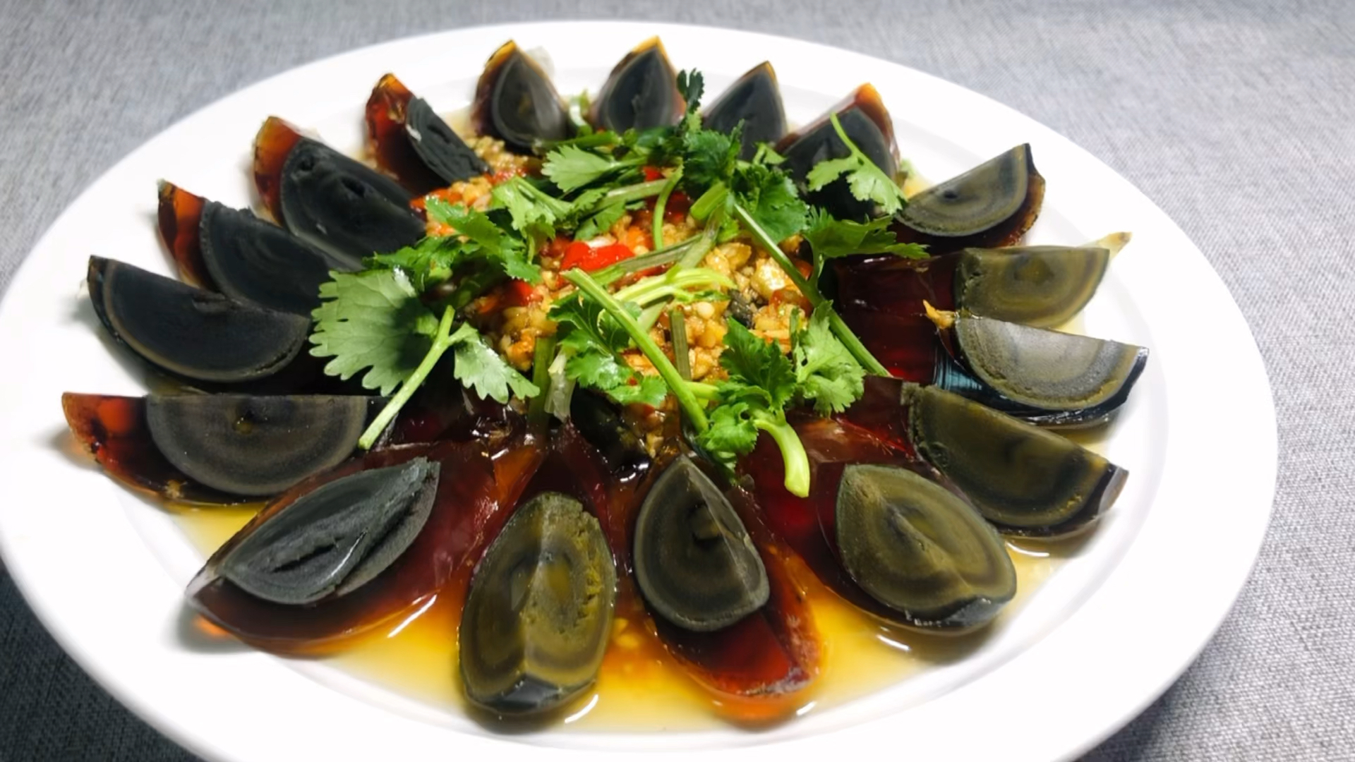 破壳计划凉拌皮蛋年夜饭来一盘酸辣开胃三分钟搞定