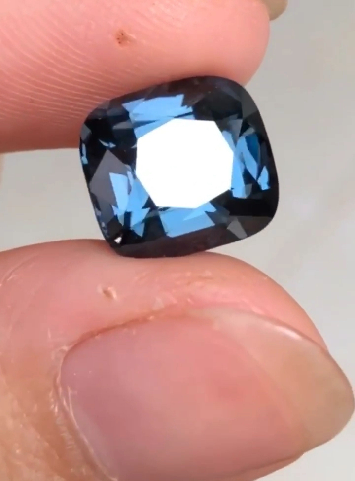 钴尖晶石一颗:产地越南,规格:1.0*1.2*0.8厘米.重6.05克拉-度小视