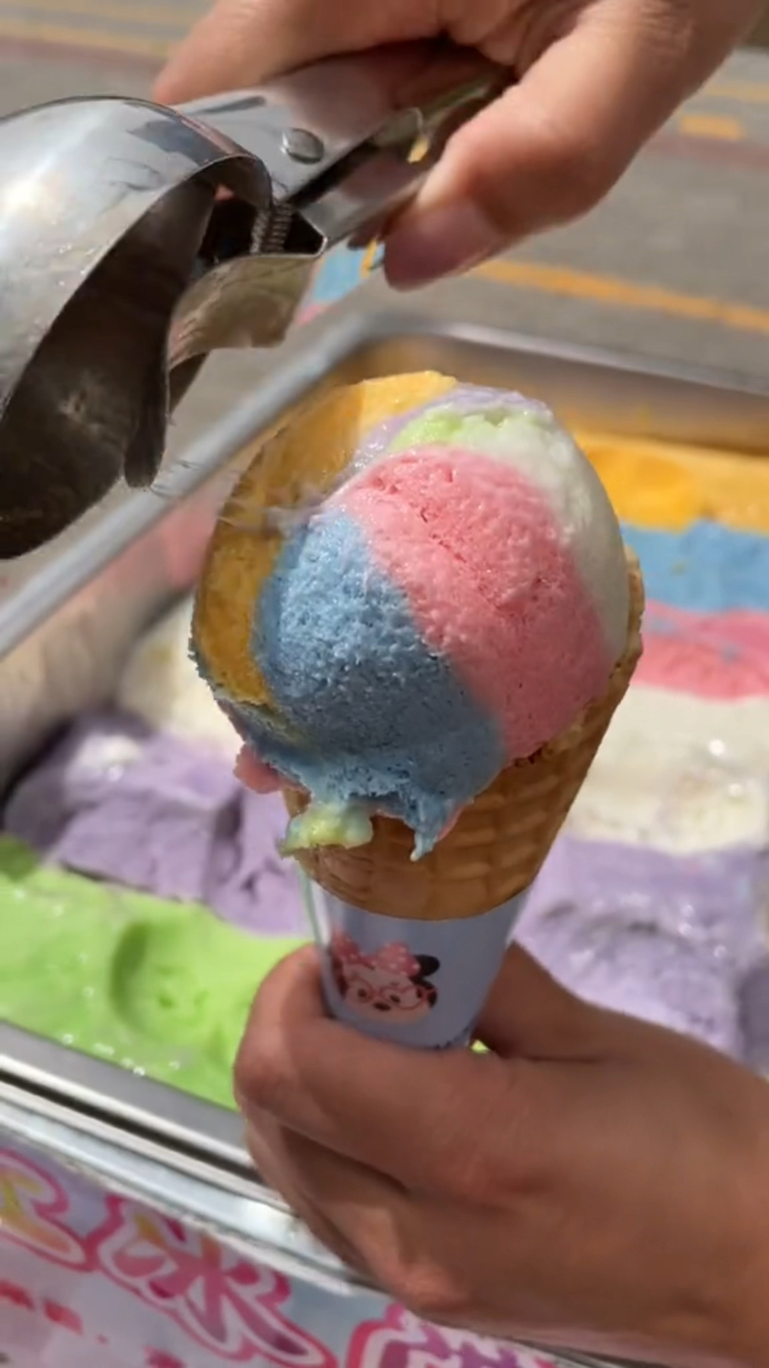 在老公的支持下,弄个小车做七彩冰淇淋不用操心家里琐事,还能赚点小前