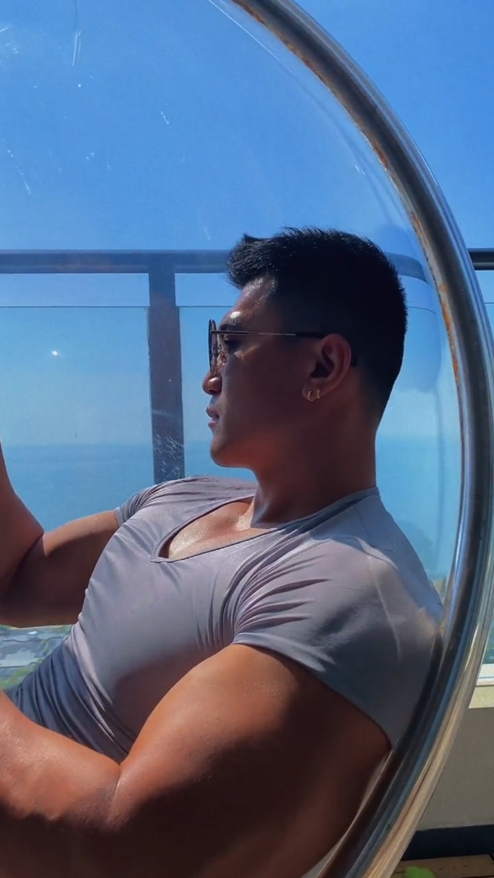 记录生活#肌肉男坐在摇篮里,这个姿势太帅了