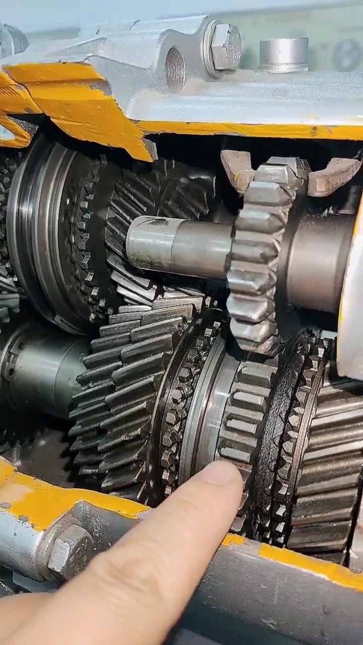 手动变速器内部直齿与斜齿最大的区别