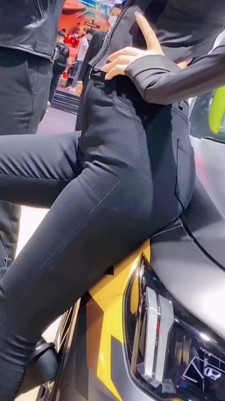 上海国际车展起亚展台模特五月儿超级身材大长腿