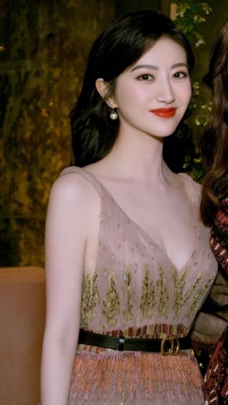 景甜#人间富贵花景甜裸色深v裙子大展性感好身材!