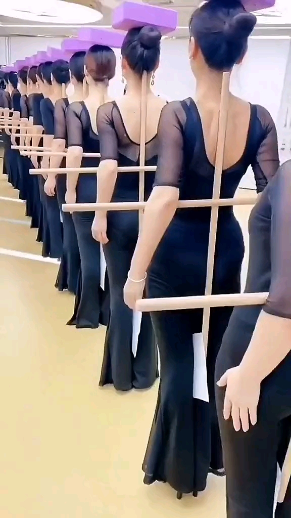 把形体练起来改善驼背拥有像模特一样的气质