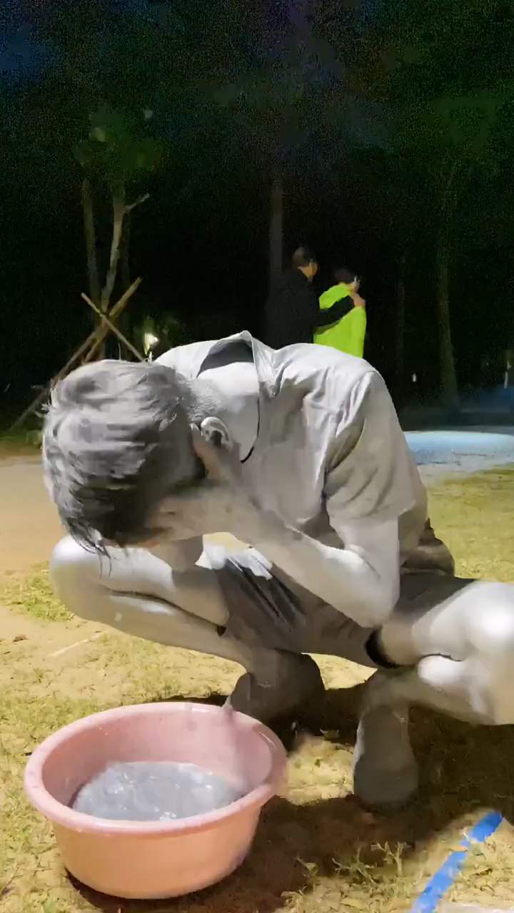 银人阿少街头银人每天用40度的热水去除身上的银粉