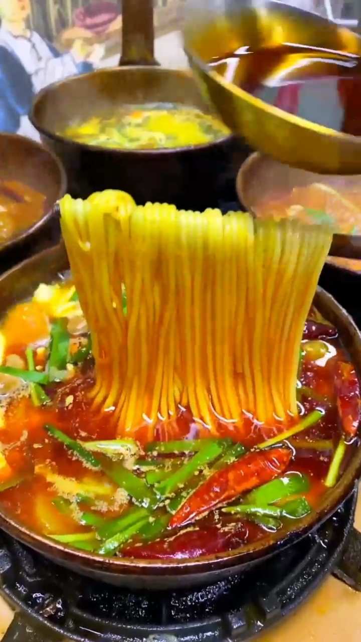小铜锅米线,热得快,熟都快,吃得香,吃一次就让你忘不了.