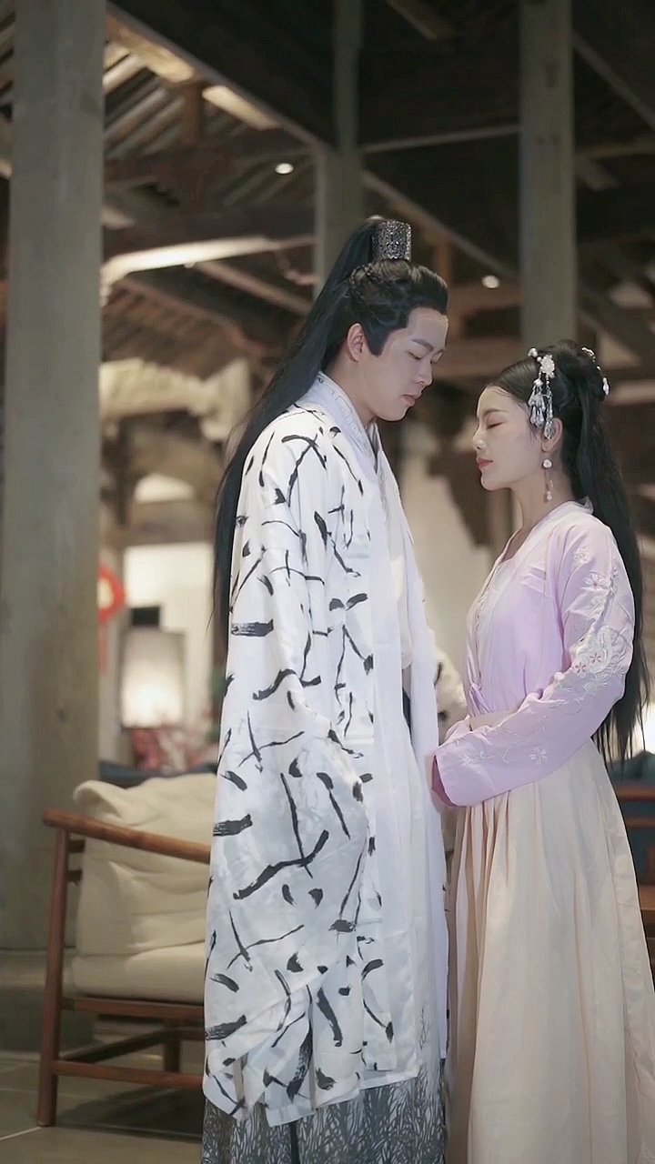 龙遇萤第二部第四集来了,龙王以为他是刘萤救的要报恩,但他是小姐让刘