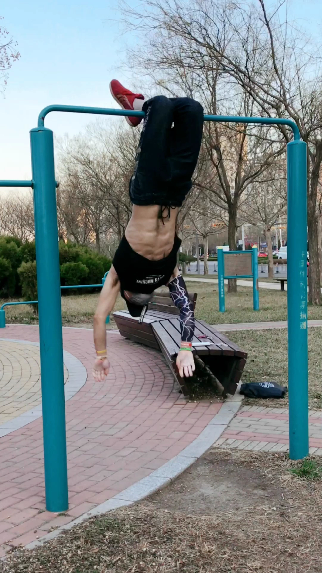 8块腹肌男单杠秀