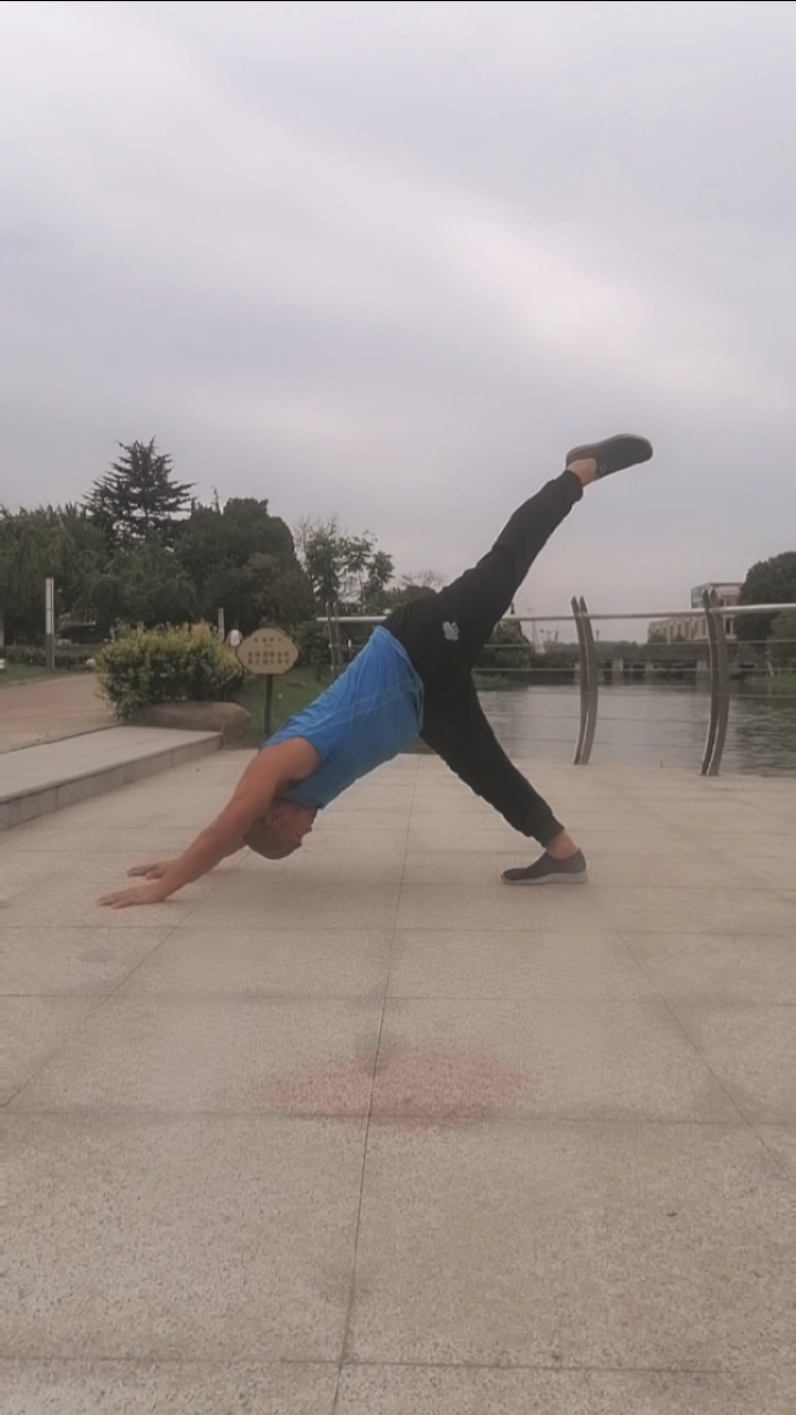 健身宁教练传递健身正能量#单腿下犬式