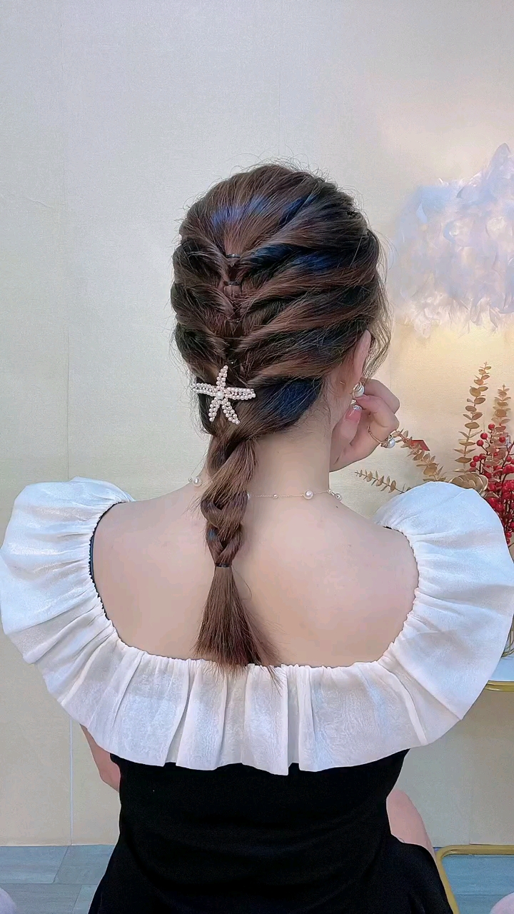 不一样的鱼骨辫扎发,只要会绑皮筋就能搞定.