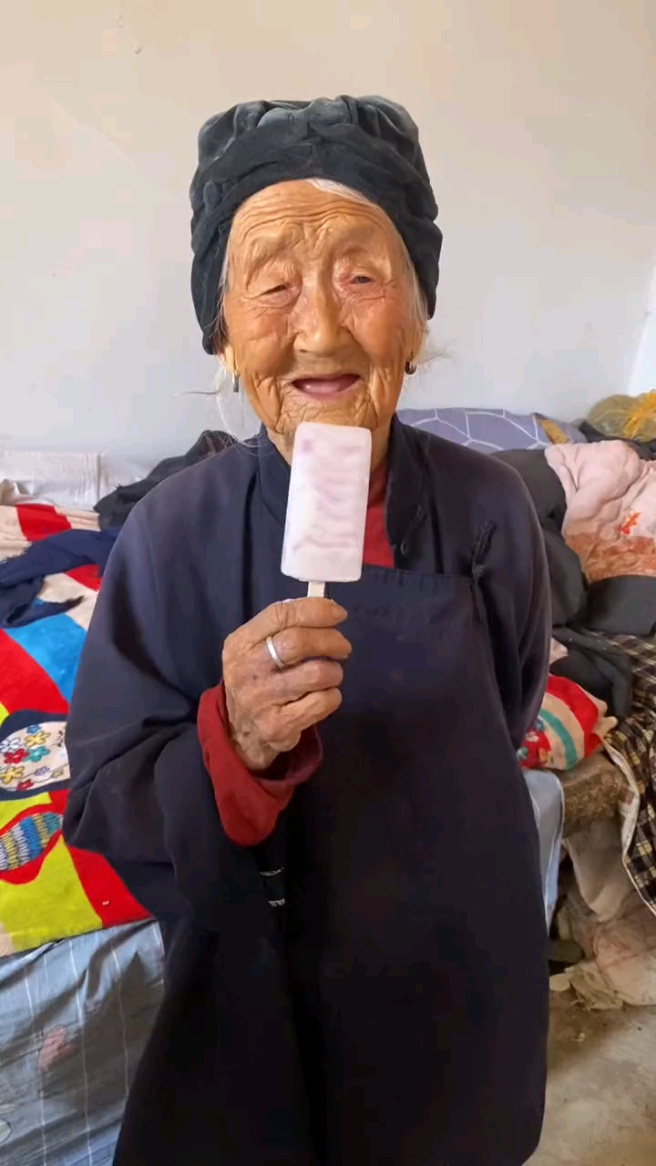 102岁小脚奶奶,第一次吃雪糕,说我可不敢吃本来就没牙,再把舌头粘去了